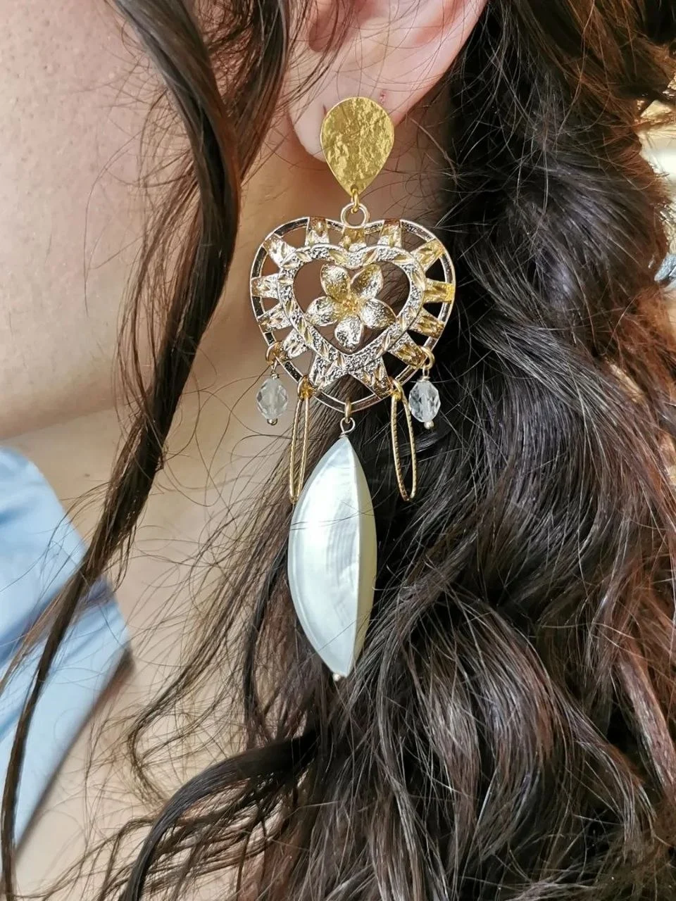 Boucle d'oreille cœur en filigrane doré et pampille de nacre, portée