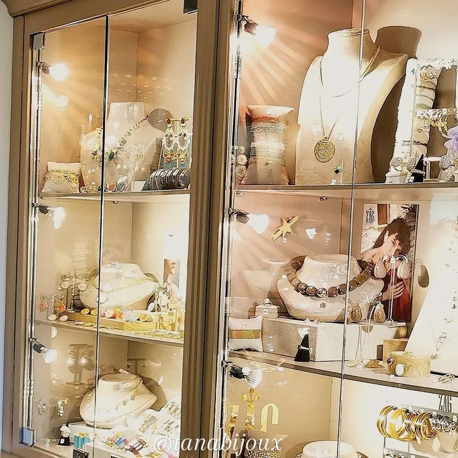 Les vitrines éclairées de la boutique Tana, bustes, colliers et bracelets
